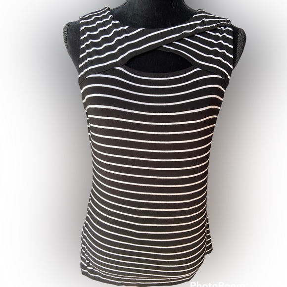 🎉2/20$Vince Camuto short-sleeve T😎 - Picture 1 of 9